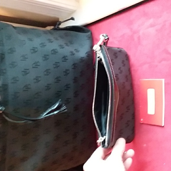 Dooney Black Shoulder Bag. With Matching Wristlet NEW ❤Excellent Condition - Picture 16 of 16